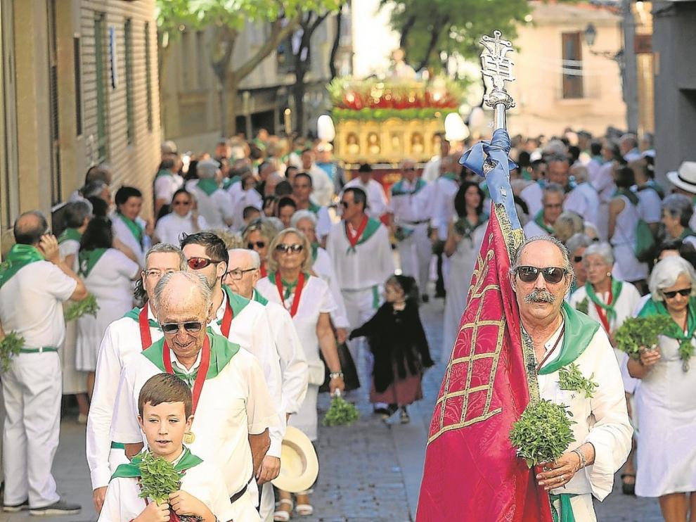 Bien,... sí,... pero va en las procesiones