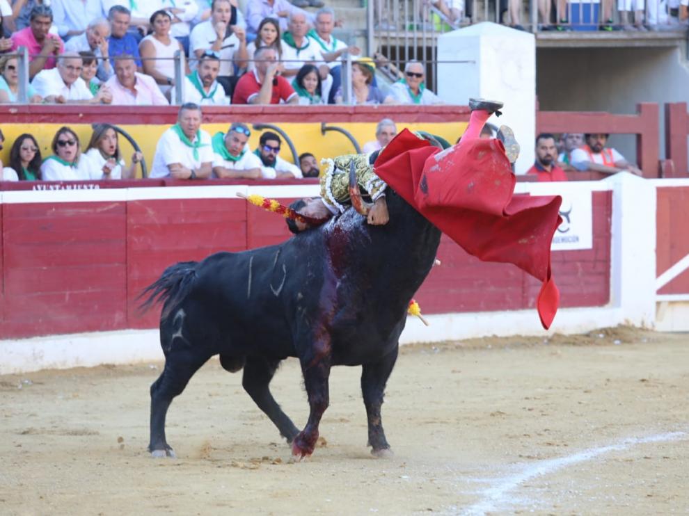 Un subalterno de Cayetano sufre una cogida grave y Aguado una aparatosa voltereta