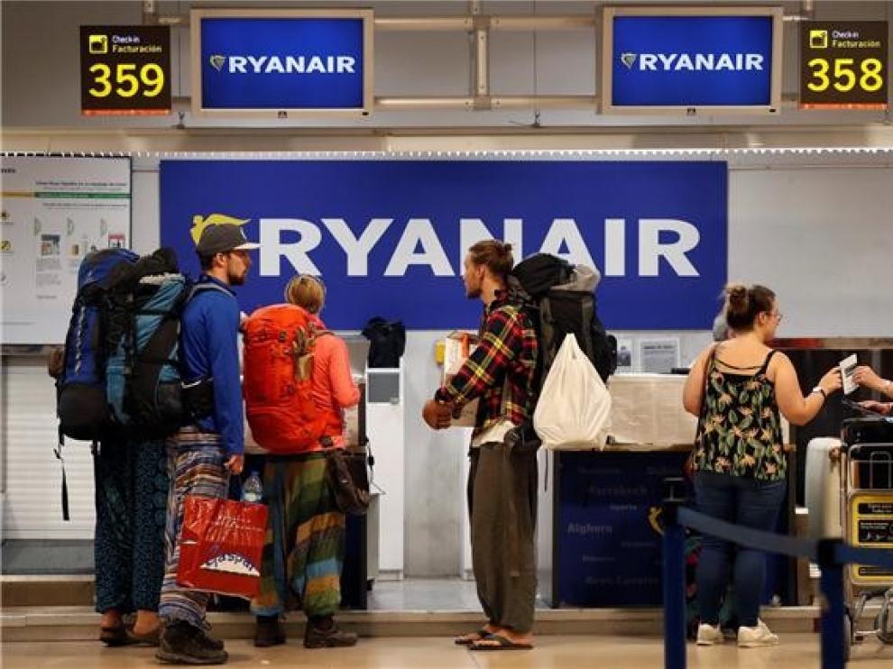 Los tripulantes de cabina de Ryanair en España convocan 10 días de huelga en septiembre en protesta por el cierre de bases