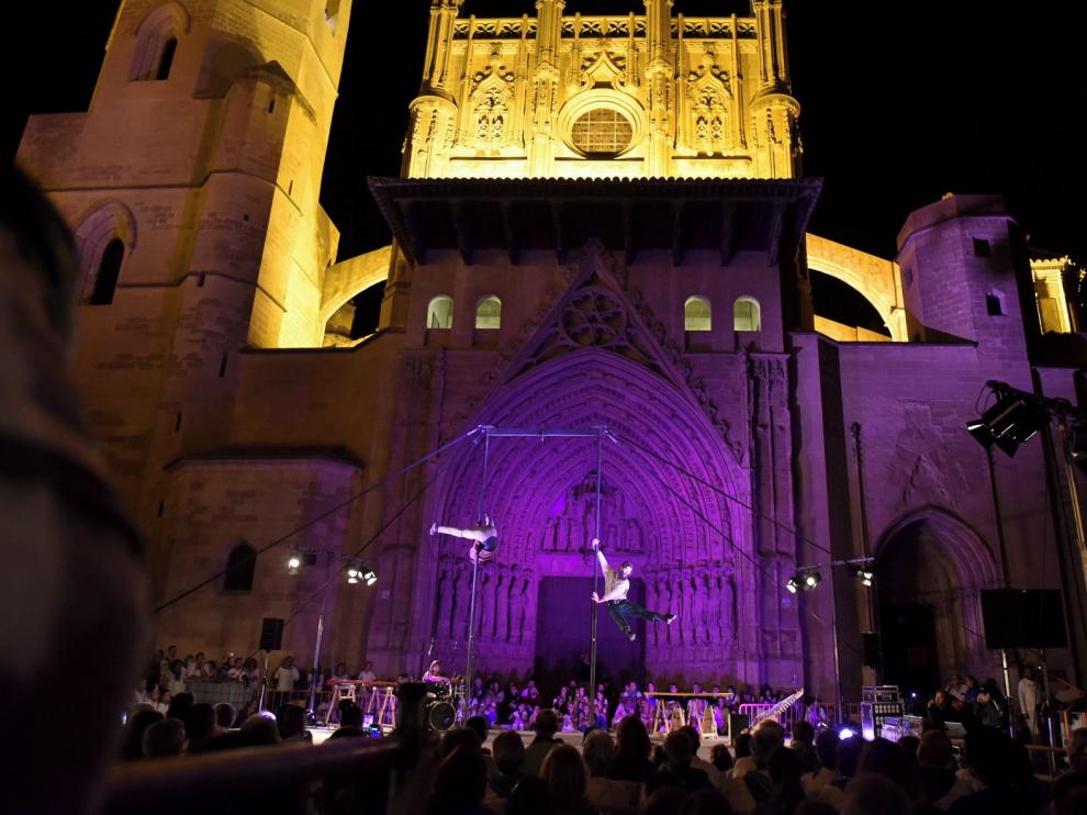 Circo, danza, acrobacias y música con la Catedral como telón de fondo