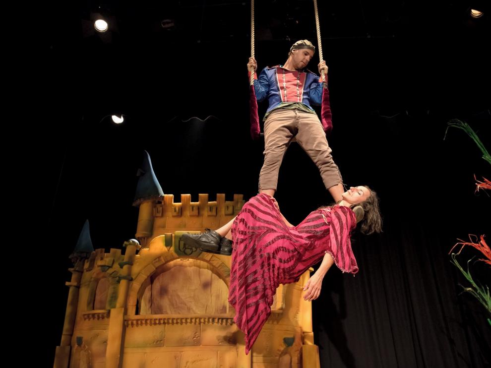 Peliagudo Arte y Circo relata la historia de la Bella Durmiente con humor