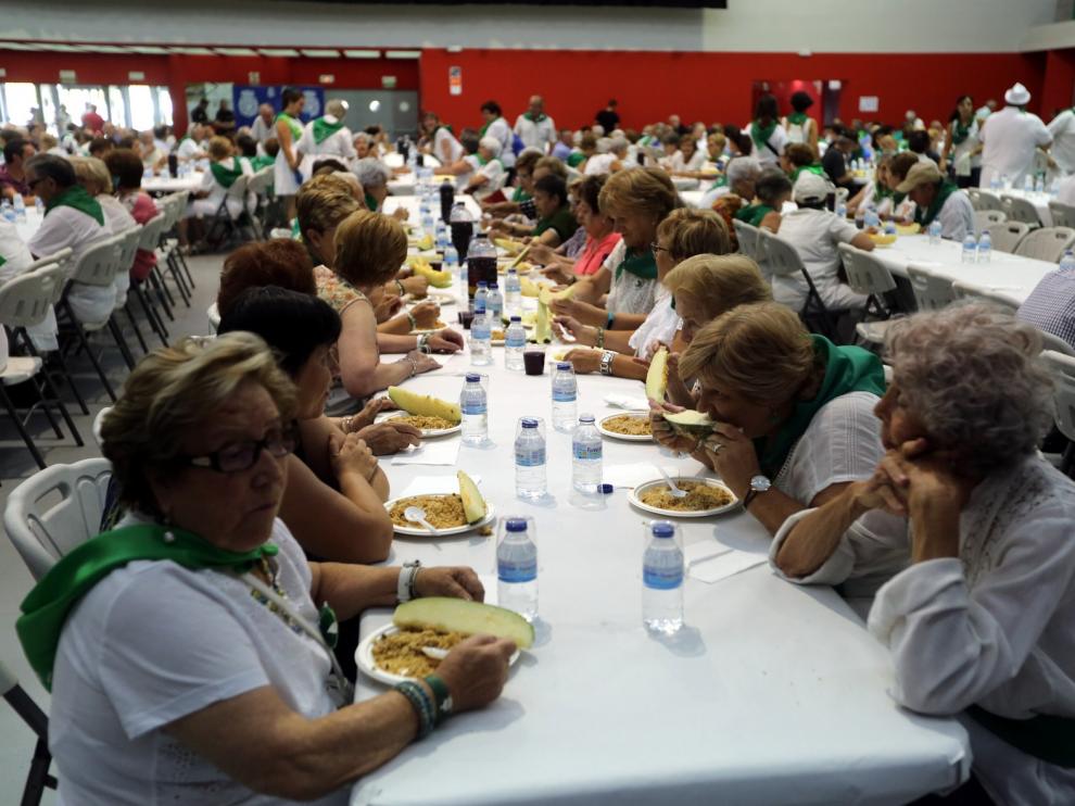 Los mayores saborean migas y melón para finalizar unas fiestas laurentinas llenas de actos