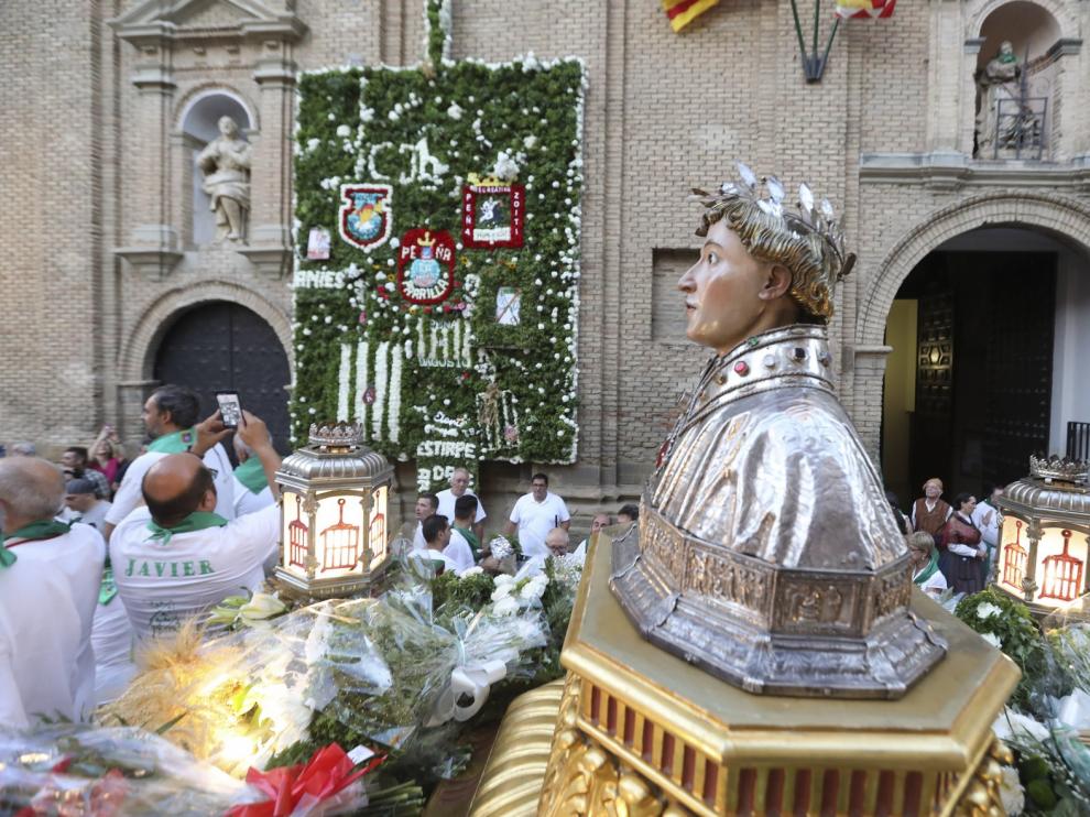 Los oscenses muestra su devoción a San Lorenzo en la ofrenda de flores y frutos