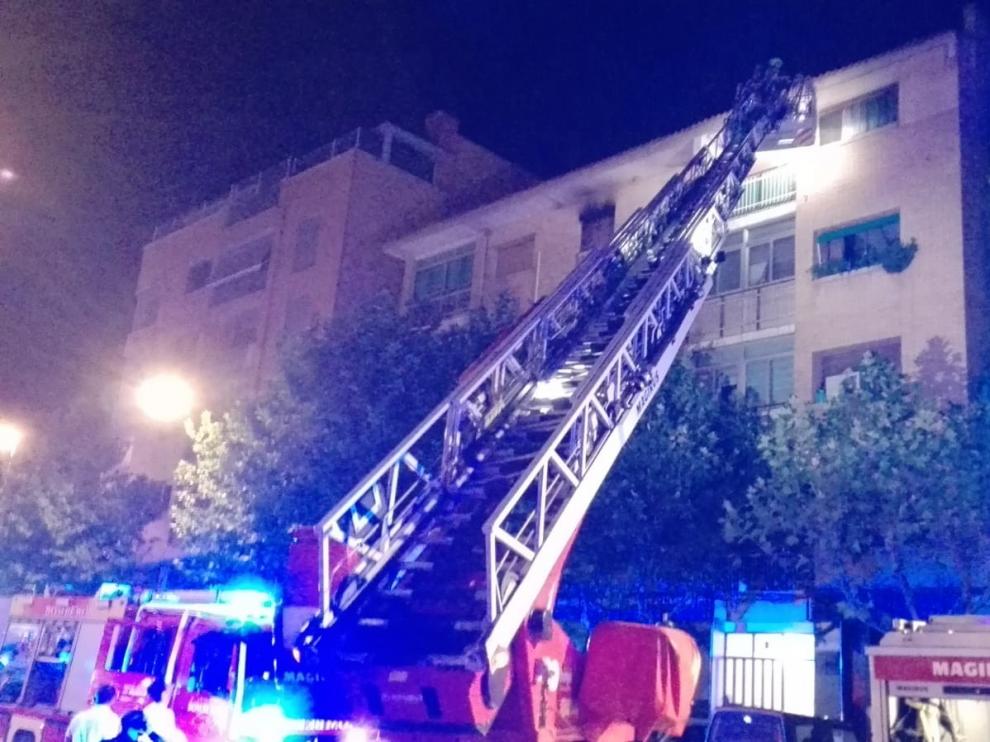 Un herido grave en el incendio de su habitación en la calle León Abadías