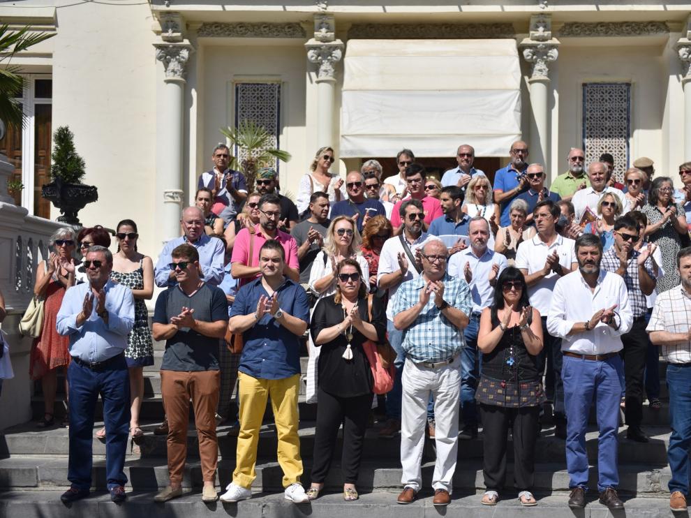 Decenas de personas guardan un minuto de silencio por el fallecido tras una agresión en San Lorenzo