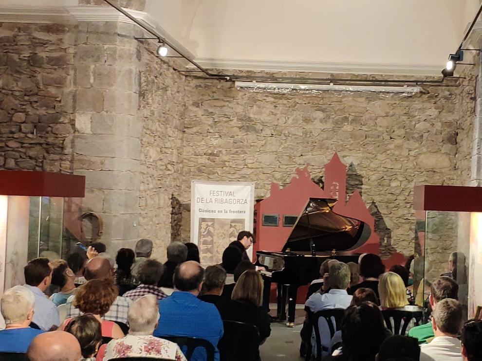 El pianista Manuel Tévar actuó en solitario en la iglesia de Castanesa