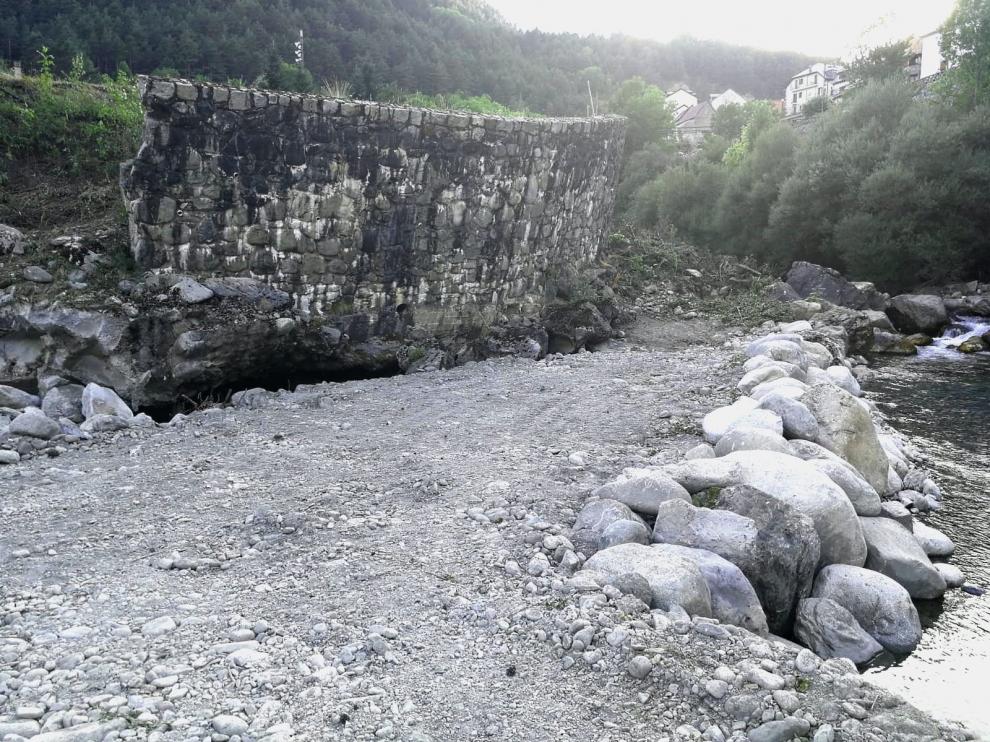 La CHE ejecuta los trabajos de acondicionamiento del río Cinca, en Bielsa