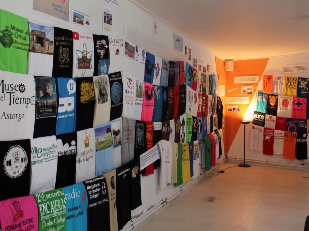 Homenajean al concursante de televisión José Pinto mediante sus 408 camisetas