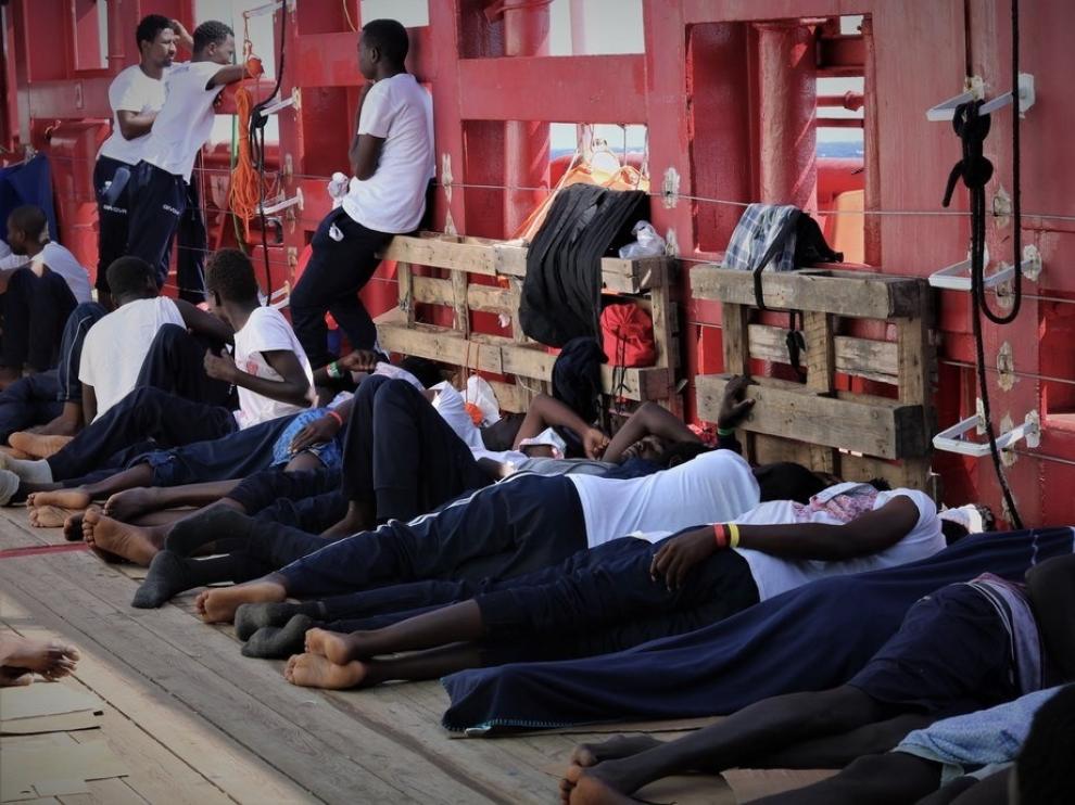 Los 365 migrantes a bordo del 'Ocean Viking' esperan traumatizados un puerto para desembarcar