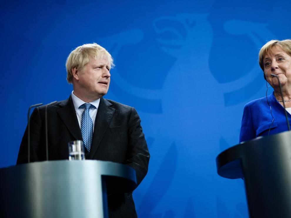 Merkel y Johnson mantienen sus posturas sobre el "brexit"