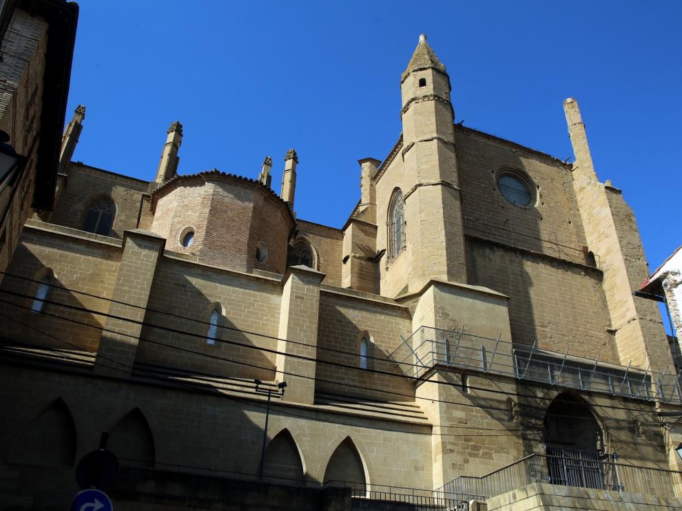 La Catedral de Huesca espera una intervención en la portada de la calle de Palacio