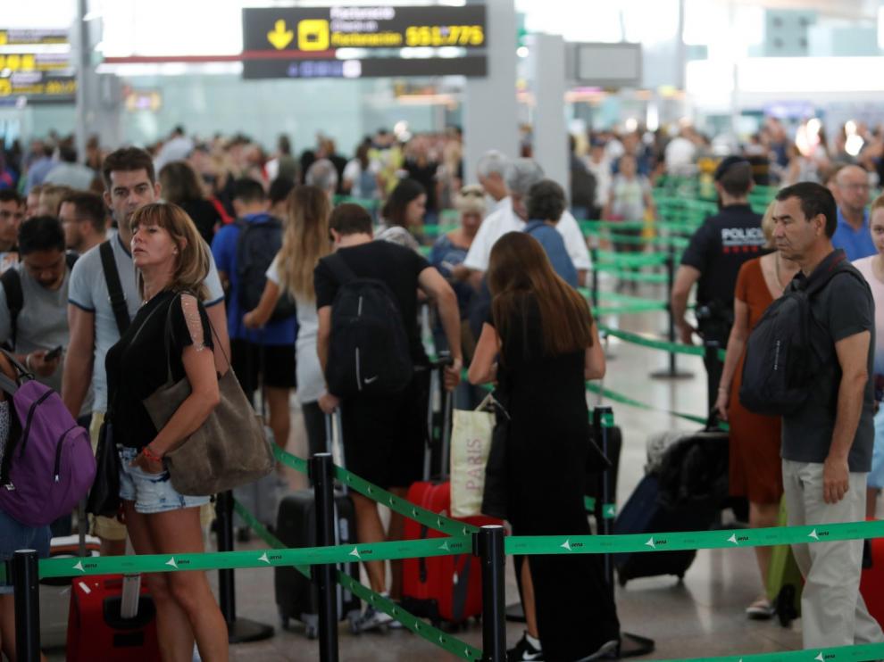 El Prat sortea sin problemas el primer día de huelga de Iberia