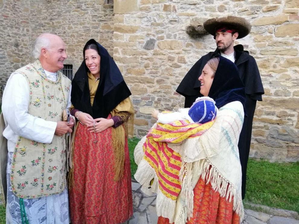 Sabiñánigo regresa al siglo XIX entre ropas y teatro