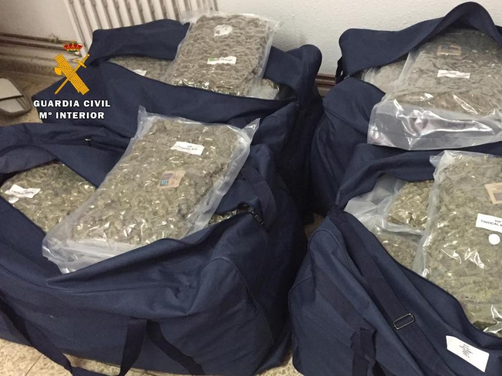 La Guardia Civil interviene 100 kilogramos de marihuana perfectamente envasada y detiene a dos personas