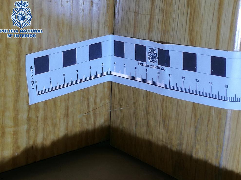 La Policía Nacional detiene infraganti a un hombre marcando pisos con la técnica del hilo invisible