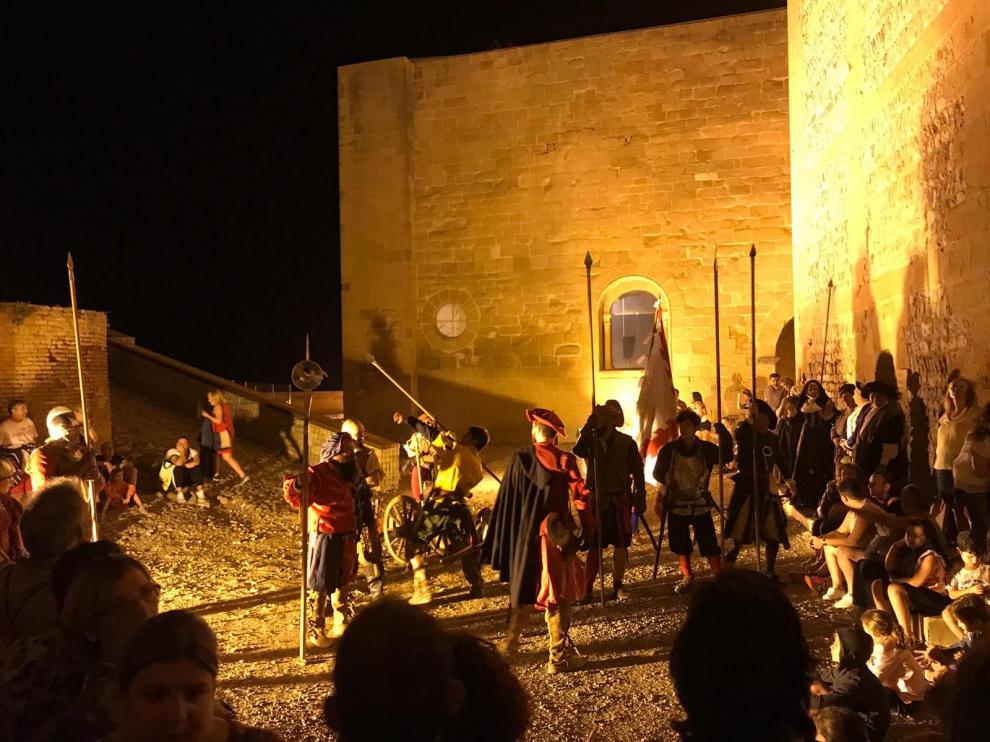 Más de 300 personas disfrutan de una vistosa recreación histórica nocturna en el Castillo de Monzón