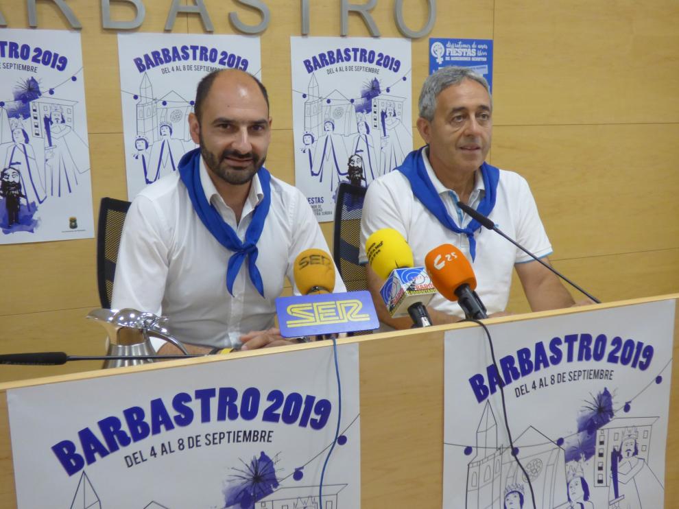 Barbastro reivindica la vestimenta en blanco y azul en unas fiestas que incorporan nuevos actos