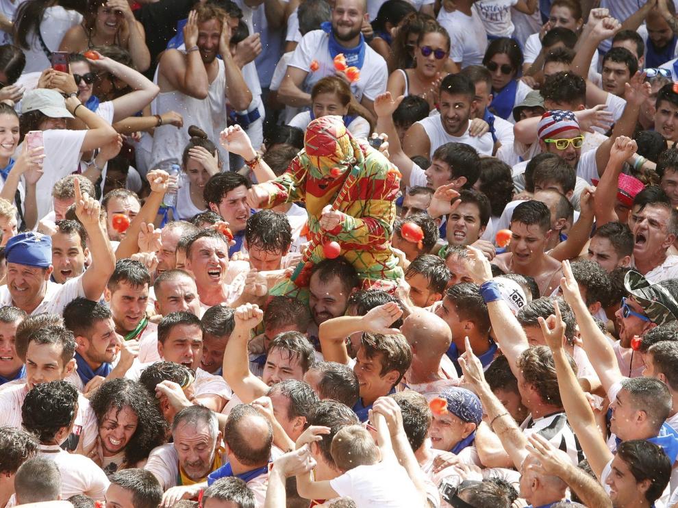 Miles de personas reciben a tomatazos al Cipotegato en Tarazona