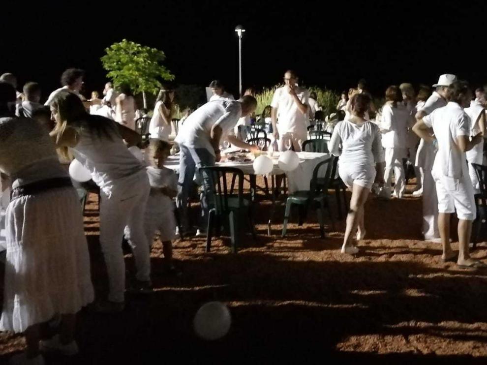 Los vecinos de Benabarre se unen para vivir su mágica "Nit de Blanc"
