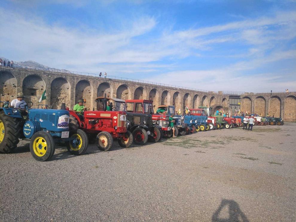 Un ruta estival y sin prisas al volante del tractor clásico