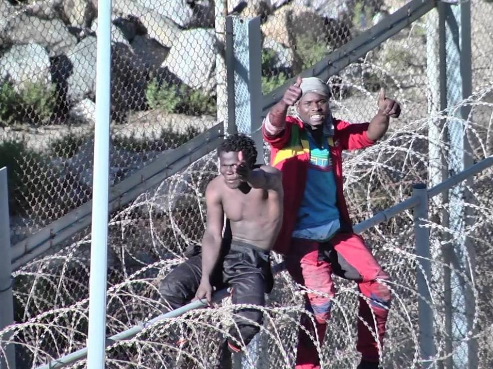 Un total de 153 migrantes entran en Ceuta saltando su doble valla en la primera incursión en grupo en un año