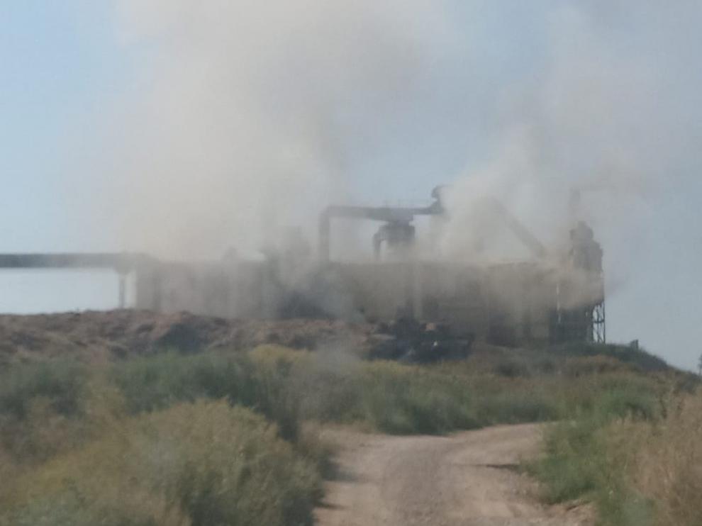 El incendio en la deshidratadora de Grañén arrasa 2 millones de kilos de alfalfa