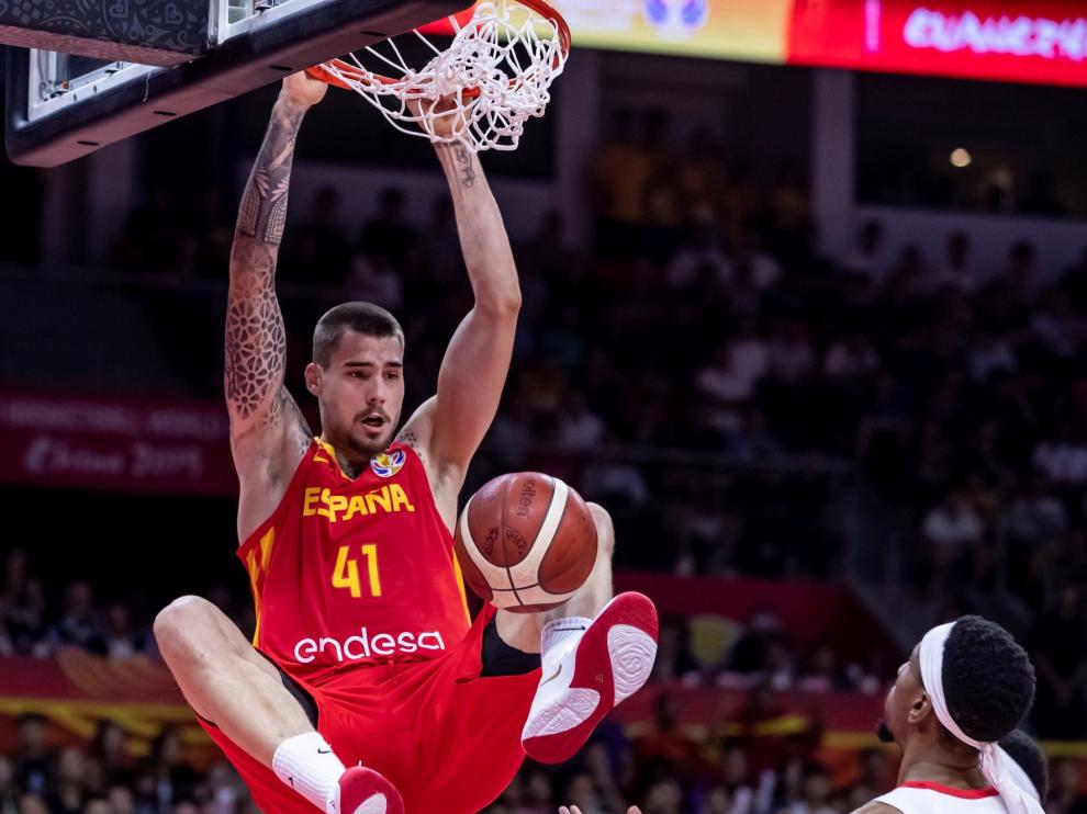España sufre pero gana y está ya en la segunda fase