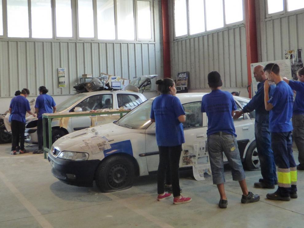 Nueve jóvenes del Alto Gállego reciben formación en mecánica del automóvil