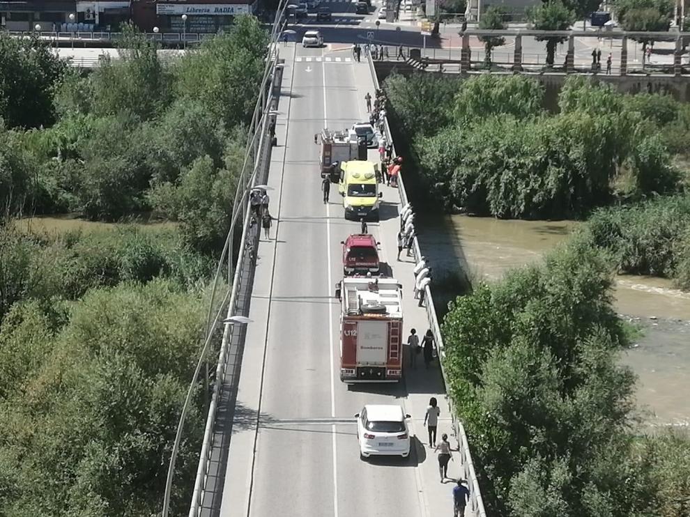 Un vecino de Fraga que se había caído al río es rescatado en una aparatosa operación