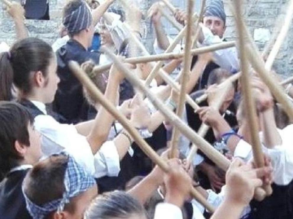 La tradicional cena vecinal en el frontón abre este viernes la celebración en Yésero