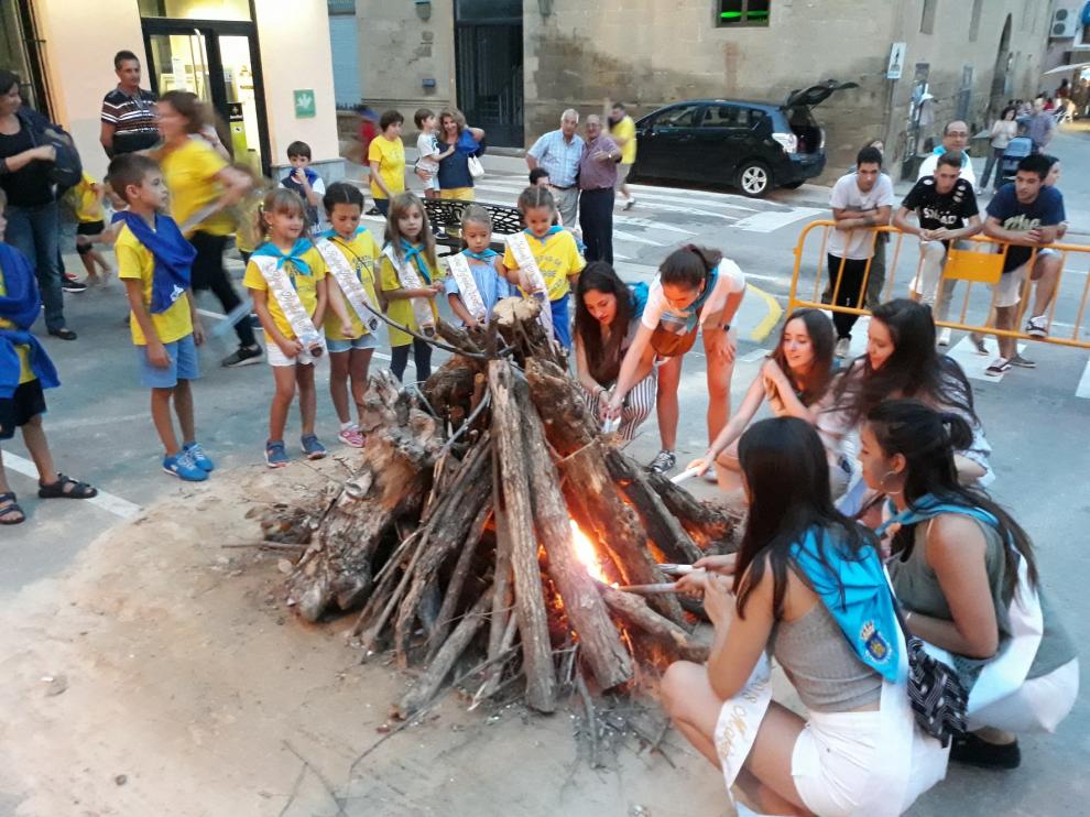 Los toros de fuego y los "tardeos" comparten en Ayerbe el protagonismo festivo