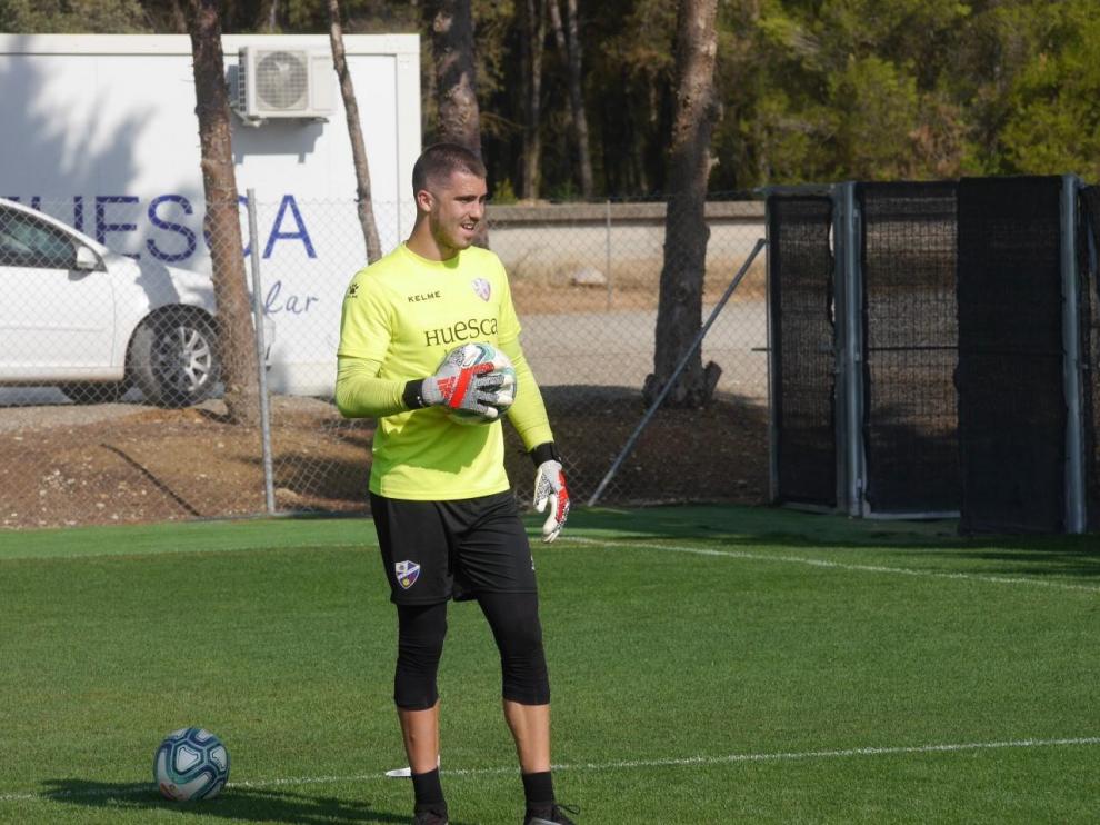 El portero del Huesca Rubén Yáñez, "preparadísimo" para aprovechar su oportunidad