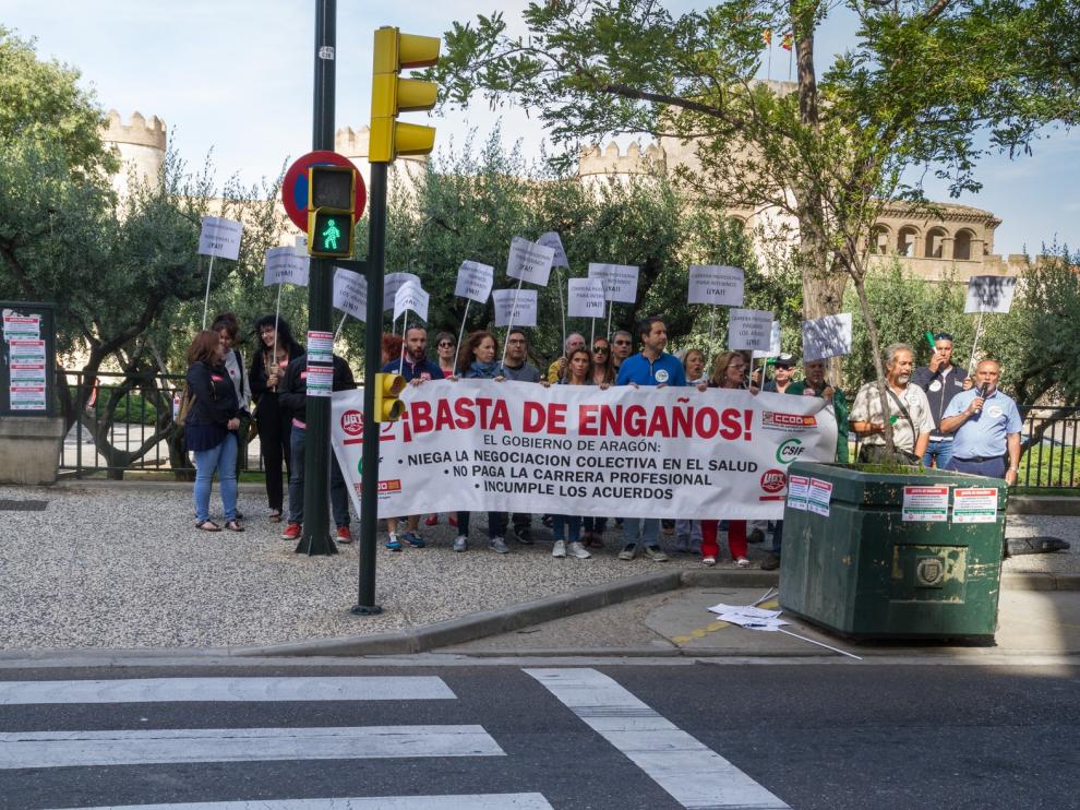 CCOO, CSIF y UGT se concentran frente a la Aljafería en la reanudación de los "viernes negros"