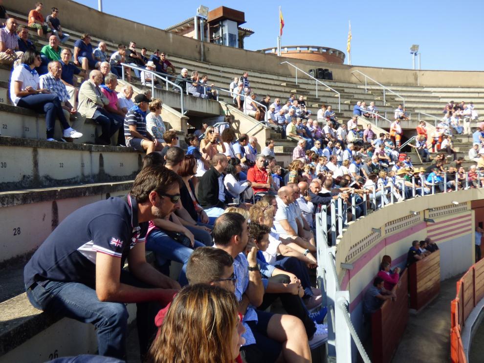 Cerca de 500 personas presencian el desencajonamiento de los toros en la plaza de Barbastro