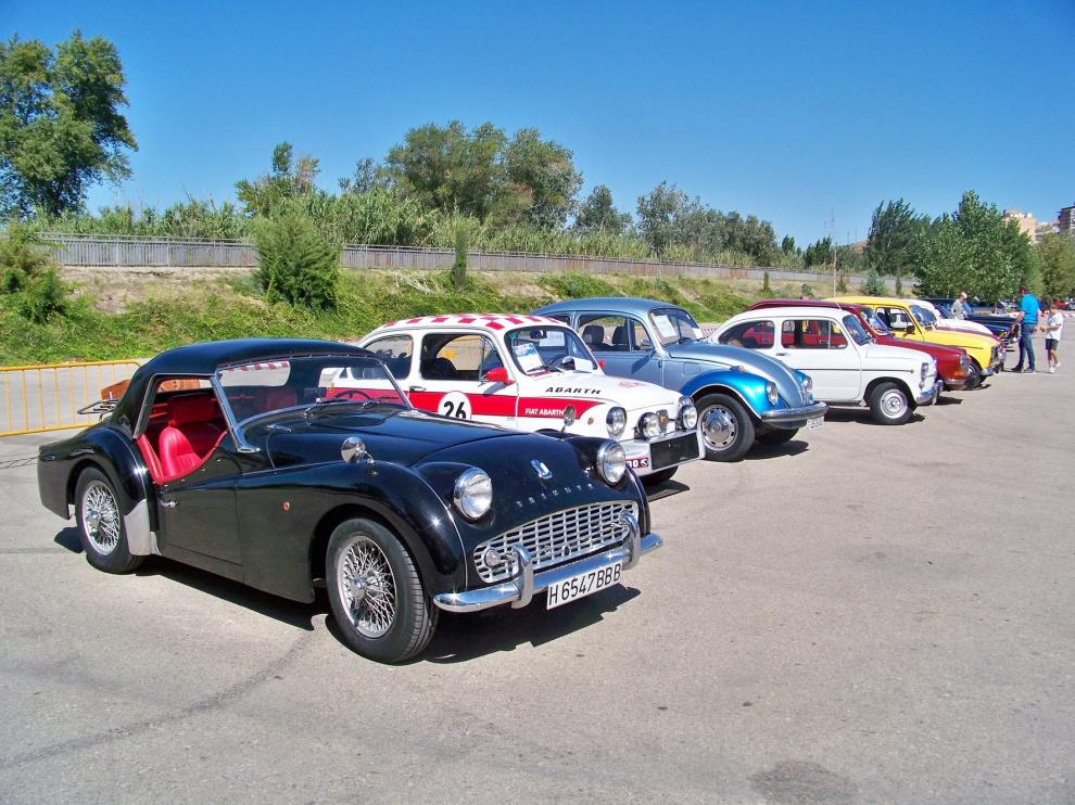 Los coches clásicos dan un toque "vintage" a la feria Mercocasión