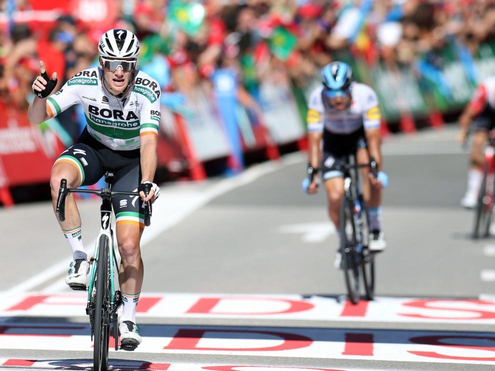 Sam Bennett hace doblete tras un final con montonera