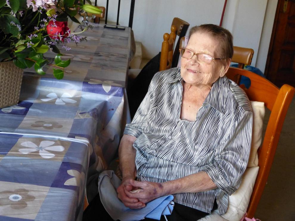 Amalia Ballarín, de Ontiñena, cumple 100 años rodeada de su familia