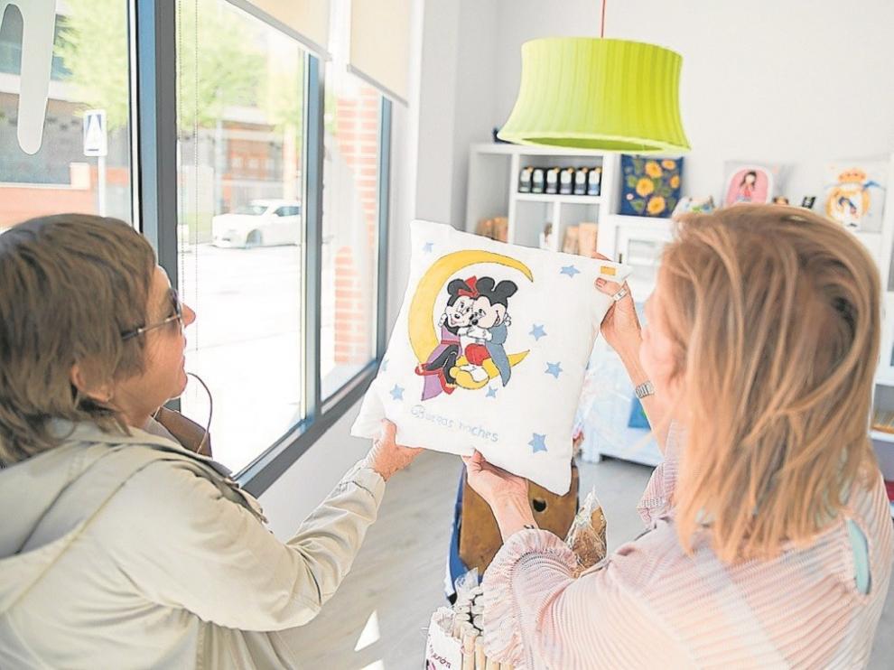 La tienda solidaria de Cruz Blanca reabre con apoyo de los voluntarios