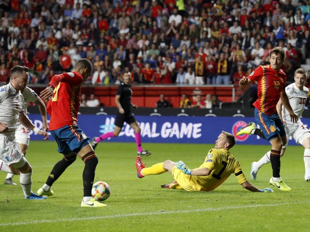 Rodrigo y Alcácer hacen más líder a España ante Islas Feroe