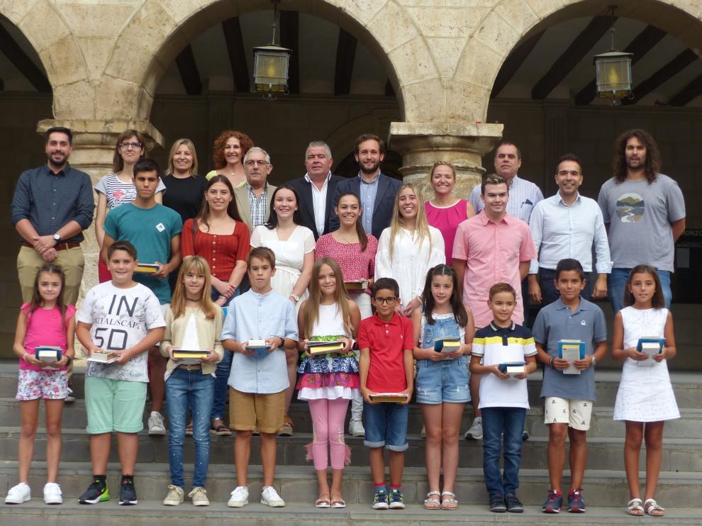 El Ayuntamiento de Monzón recibe a los zagales de sus fiestas
