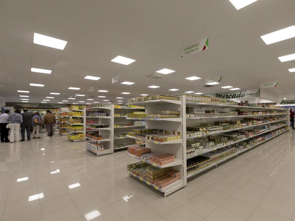 Cabrero e hijos reabre su renovado supermercado en Huesca.