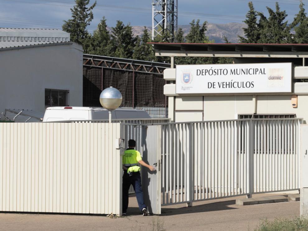 Un centenar de vehículos se acumulan en el depósito y naves municipales de Huesca