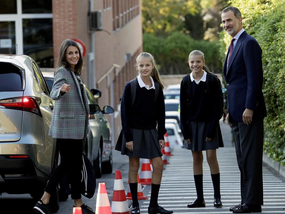 Los reyes llevan a sus hijas a su primer día de colegio