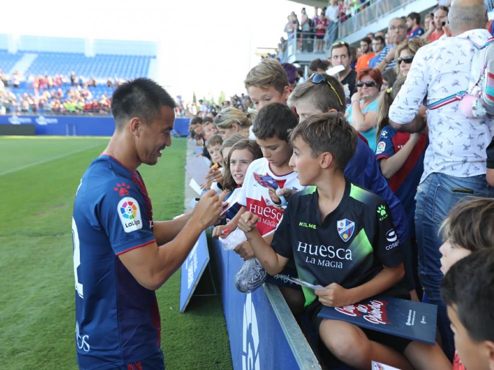 Locura colectiva en El Alcoraz para dar la bienvenida a Okazaki