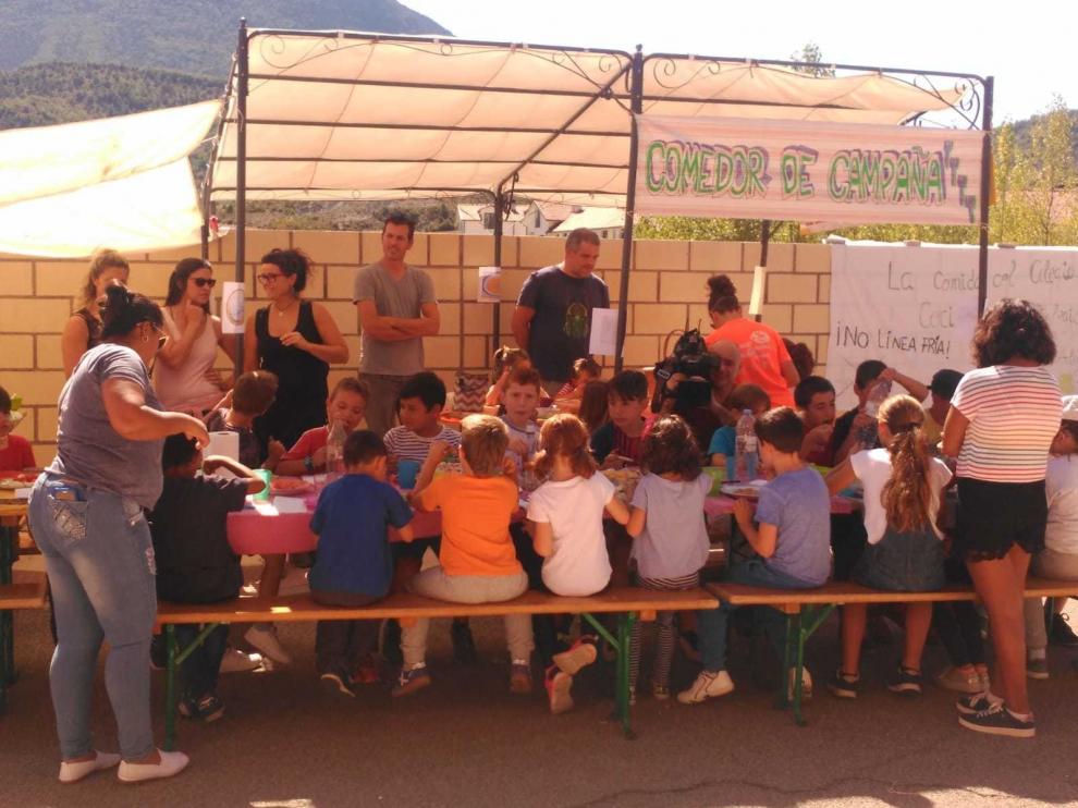 "Comedor de campaña" en el colegio de Santa Cilia