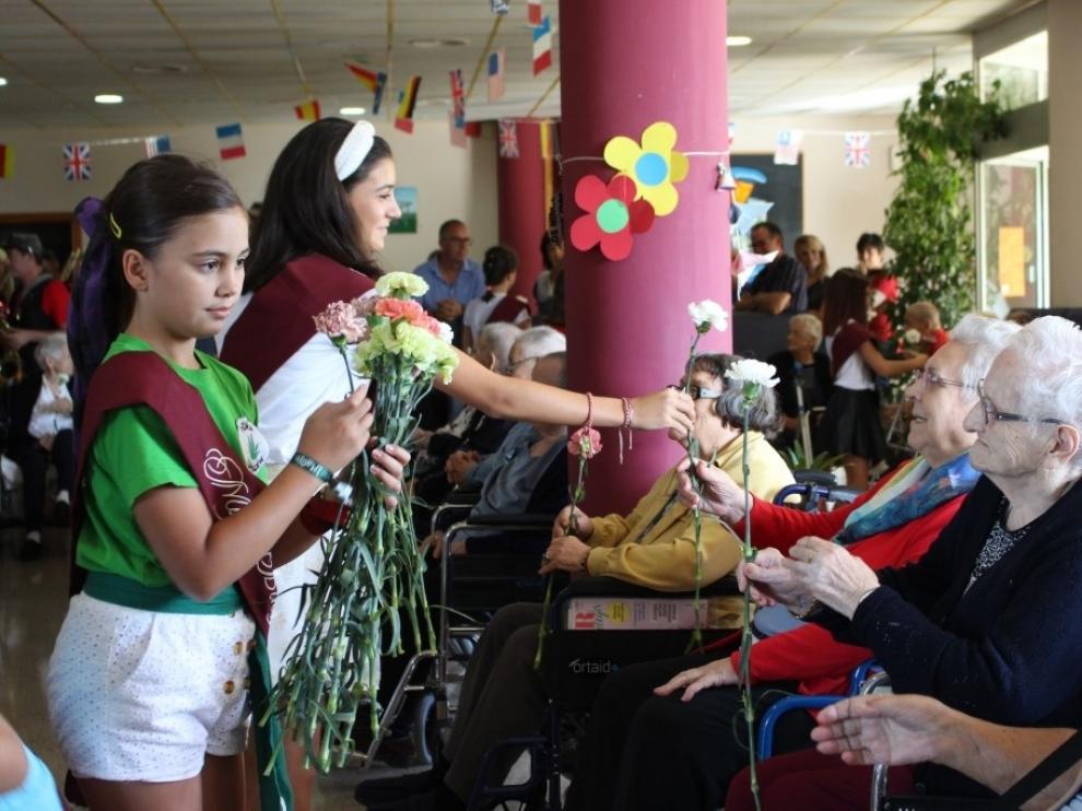 Las majas de las fiestas de Binéfar visitan a los ancianos de la Residencia