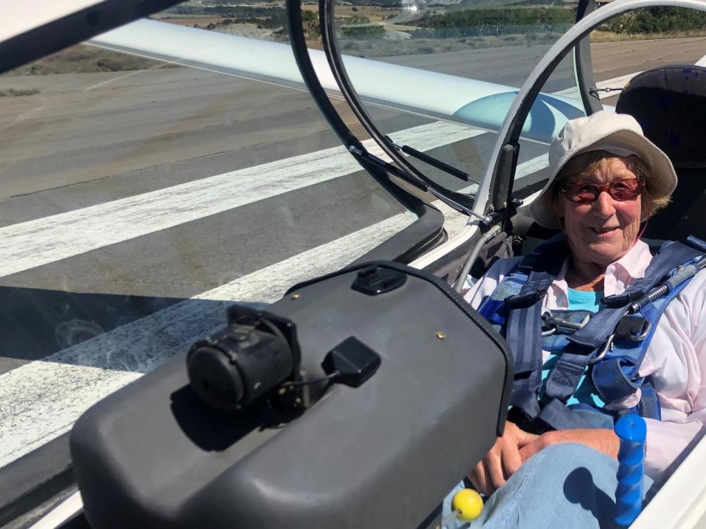 Hillary Davey, con 82 años, demuestra en Santa Cilia de Jaca que el vuelo sin motor no tiene edad