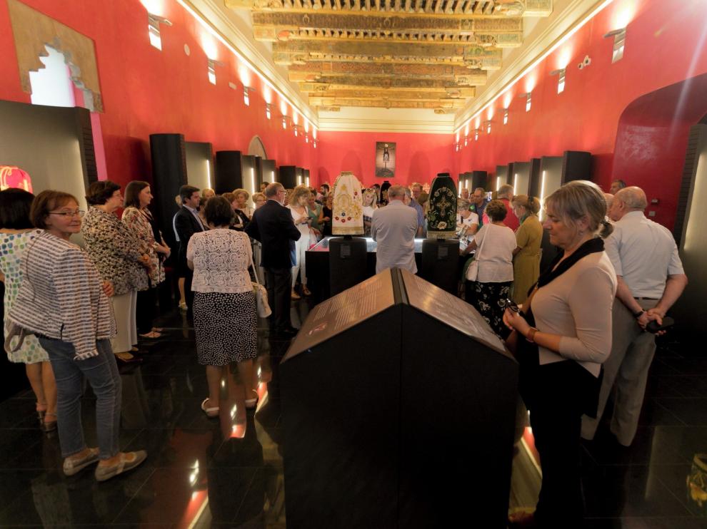 Una exposición en Huesca recoge los mantos y la devoción por el Santo Cristo