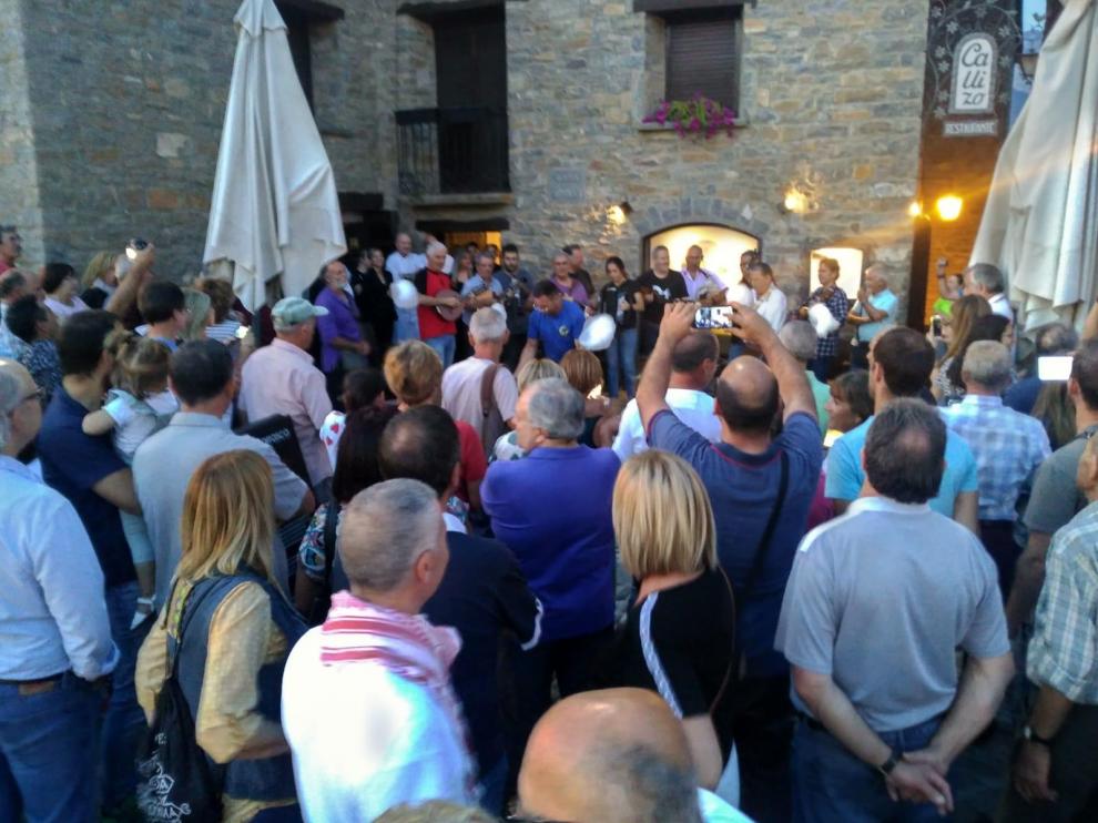 Aínsa disfruta de las jotas de Paco Lasierra junto a la rondalla local