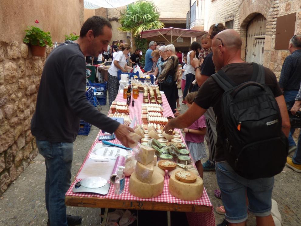 Gran variedad de productos en un animado Mercado Agrícola de Alquézar